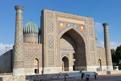 シェル・ドル・マドラサへの壮大な入り口、サマルカンド、ウズベキスタン