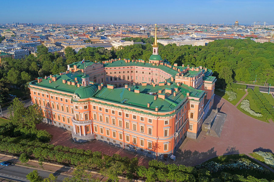 Le château de Michael, Les palais de St. Petersbourg