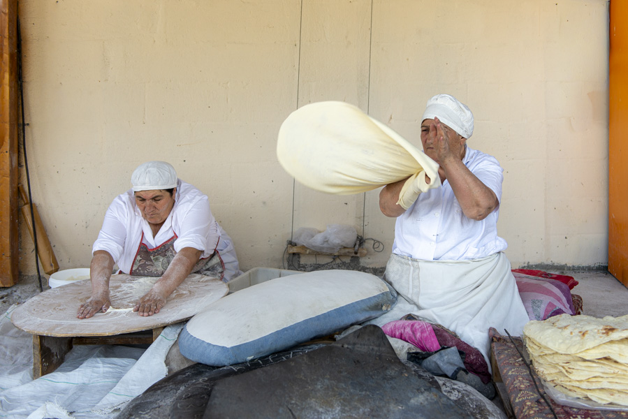 Preparazione del Lavash vicino a Geghard, Armenia Preparazione del Lavash vicino a Geghard, Armenia