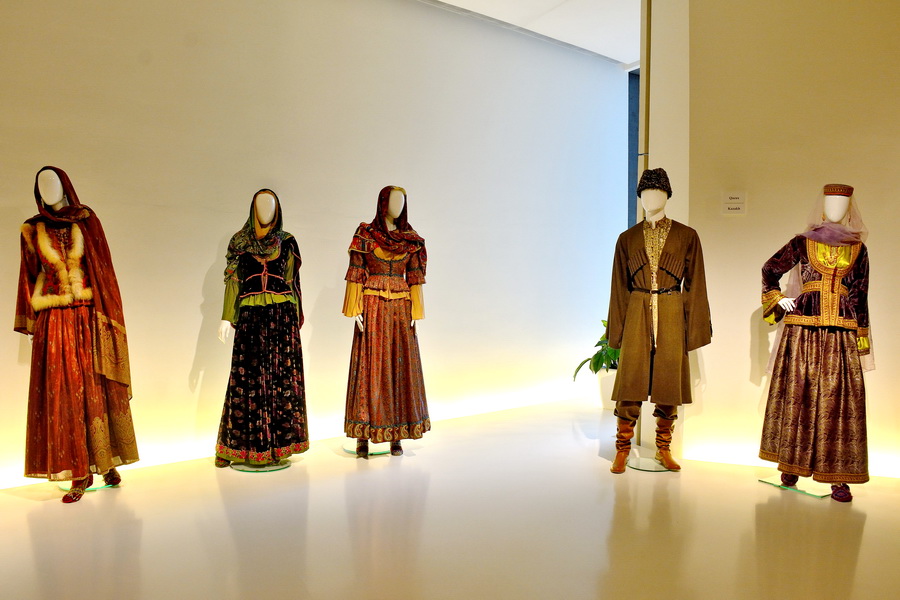 https://www.advantour.com/img/azarbaijan/traditions/azerbaijan-traditions-clothing.jpg