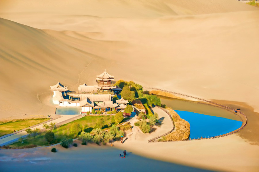 The oasis in the Gobi Desert - the biggest tourist center in the north ...
