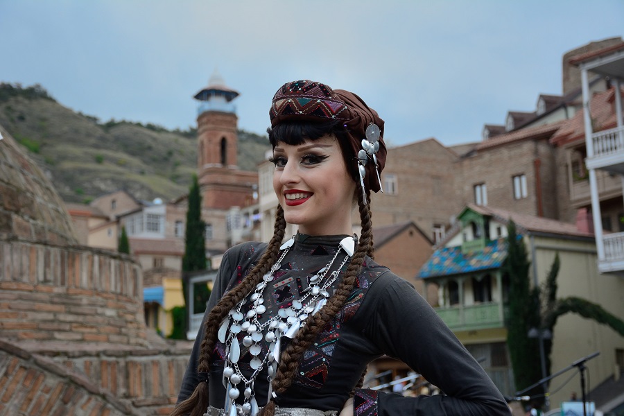 Девушка в грузинском национальном костюме