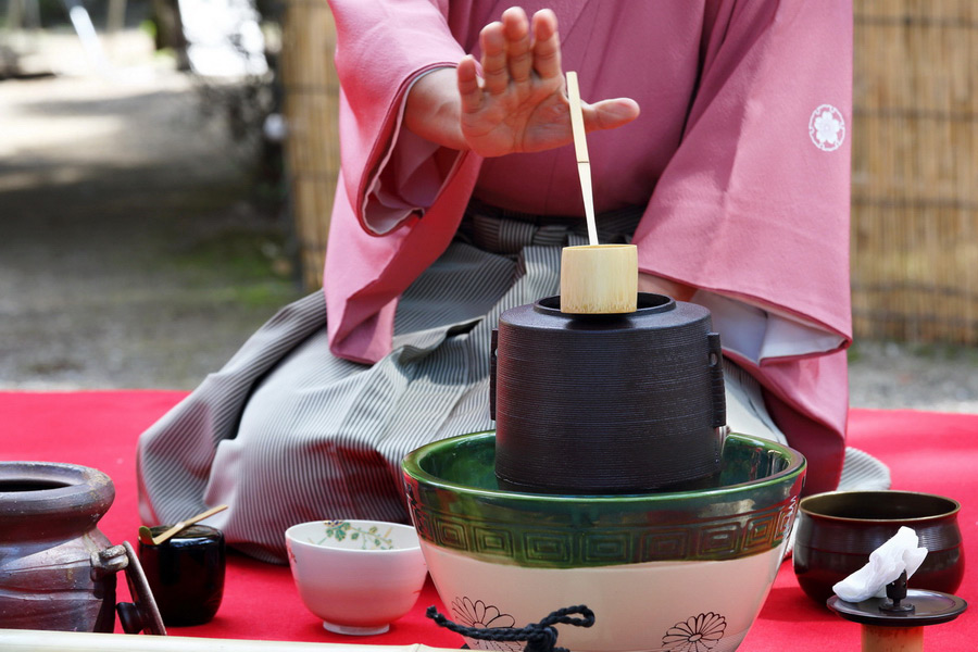 Admire the Host’s Every Gesture, Japanese Tea Ceremony