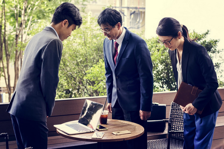 Japanese Bowing and Politeness