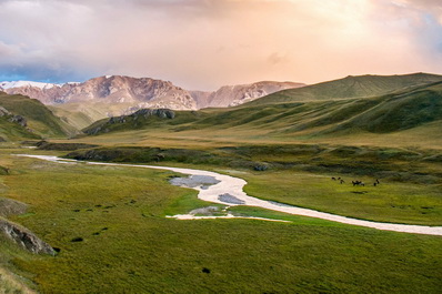 Road to Kel-Suu Lake