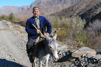 Anciano en las montañas de Nurata