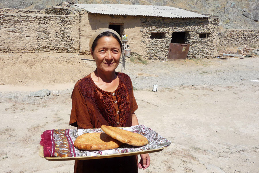 Mujer con pan, montañas Nurata