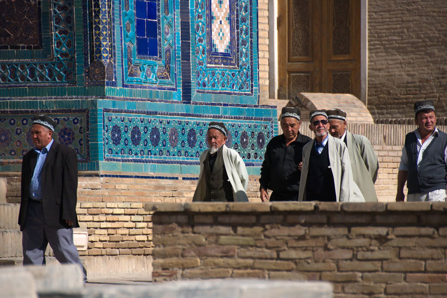 Personas mayores en Shahi-Zinda, Samarcanda