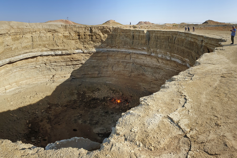 Los cráteres de lodo y agua cerca de Darvaza, Turkmenistán