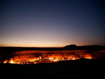 Darvaza Gas Crater – eternal fire in the sands of the desert