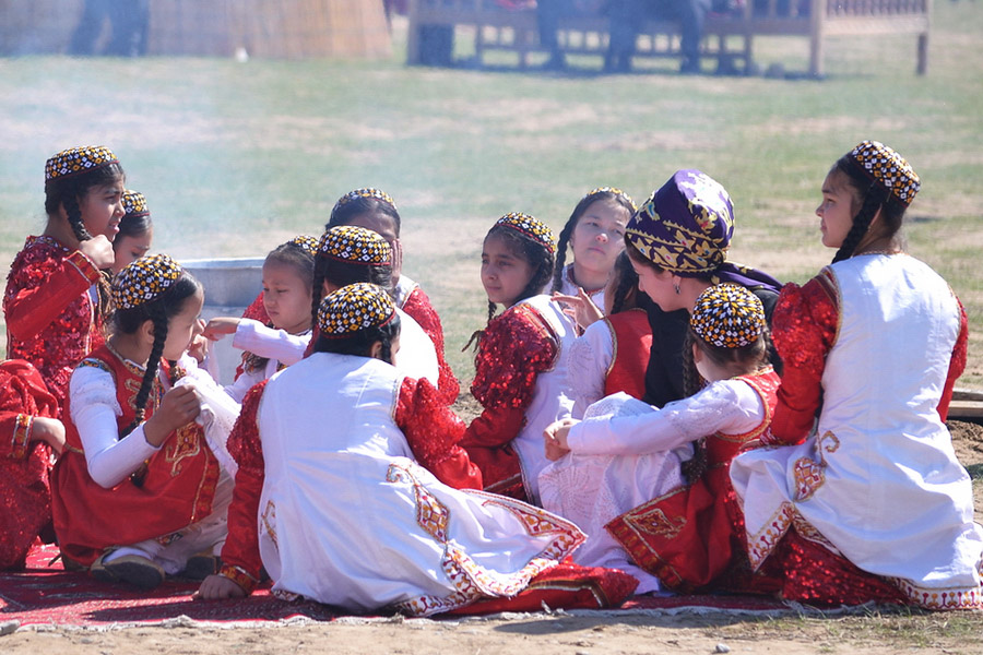 make a presentation about turkmen traditions