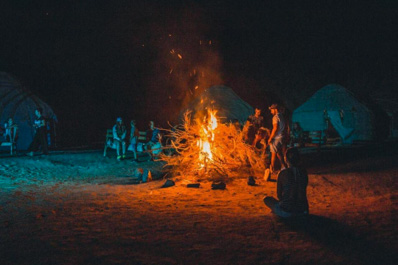 Abends am Feuer, Jurtenlager Aidar