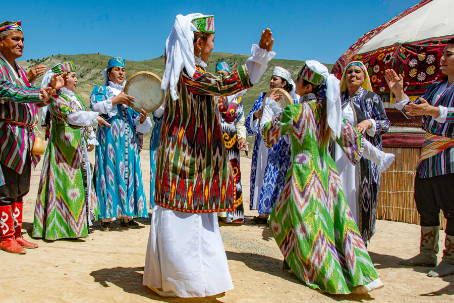 Traditional Clothing of Uzbekistan Traditional Clothing of Uzbekistan