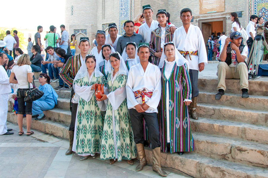 Traditional Clothing of Uzbekistan Traditional Clothing of Uzbekistan