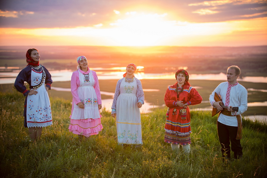 https://www.advantour.com/russia/images/culture/russian-traditional-female-clothing.jpg